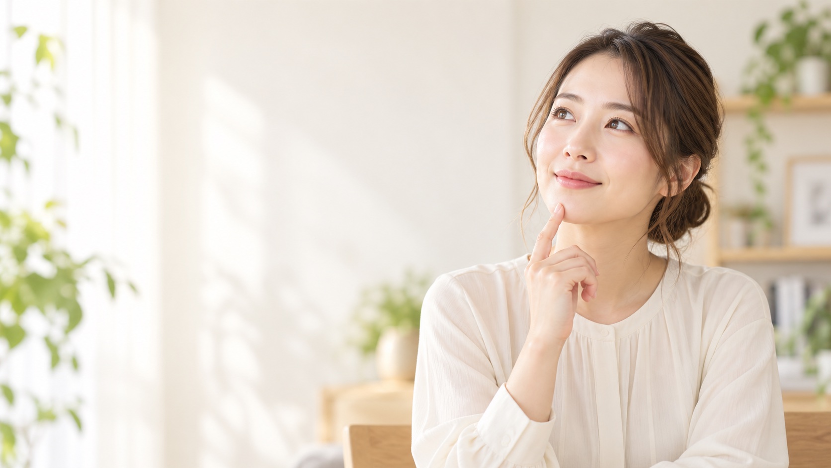お店のホームページについて考える女性